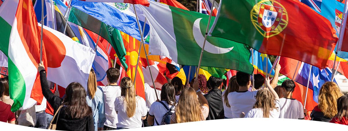 学生们举着国际旗帜游行